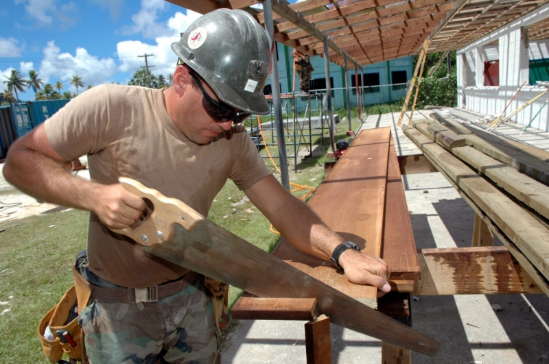 menuisier-CARCES-min_worker_construction_building_carpenter_male_job_build_helmet-893290